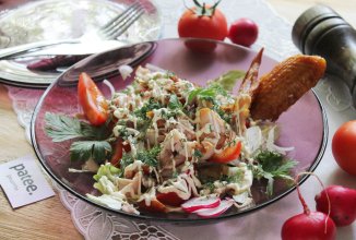 Лёгкий салат из свежих овощей с копчёной курицей