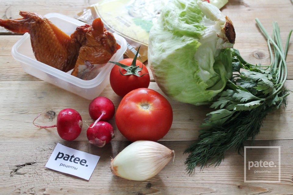 Лёгкий салат из свежих овощей с копчёной курицей - Шаг 1