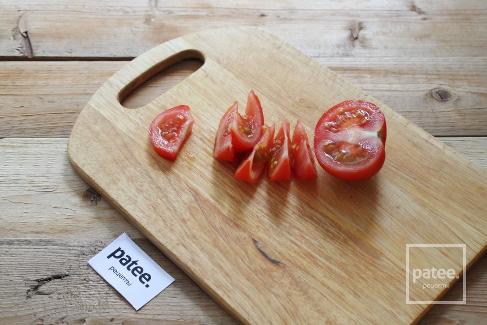 Лёгкий салат из свежих овощей с копчёной курицей - Шаг 2