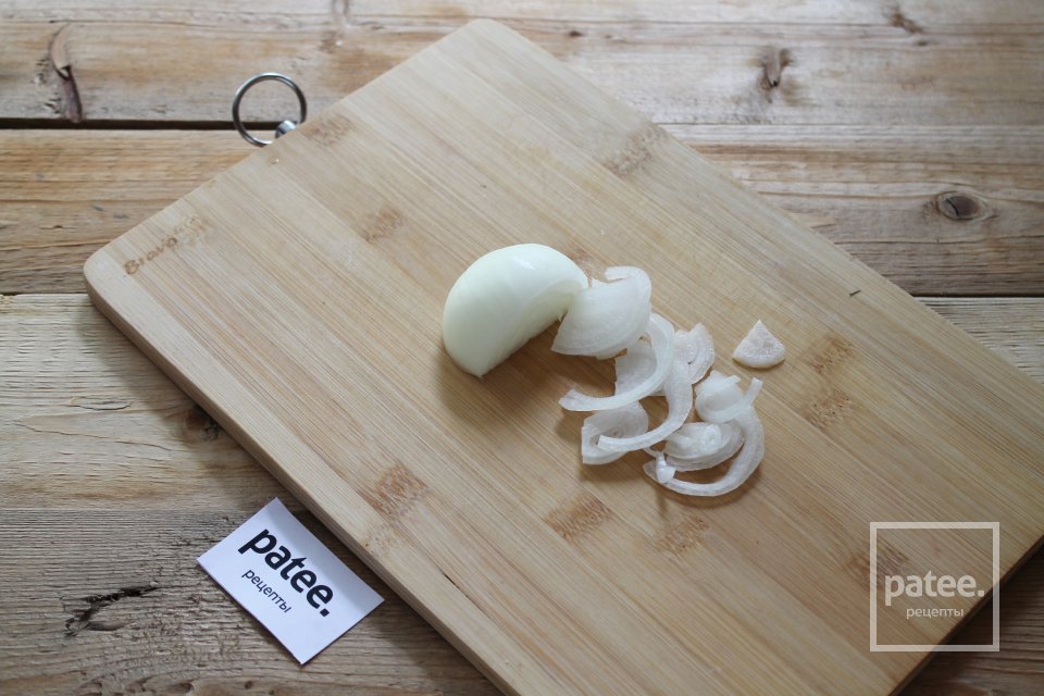 Лёгкий салат из свежих овощей с копчёной курицей - Шаг 3