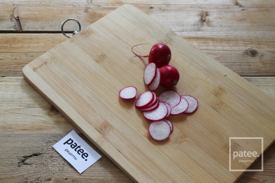 Лёгкий салат из свежих овощей с копчёной курицей - Шаг 4