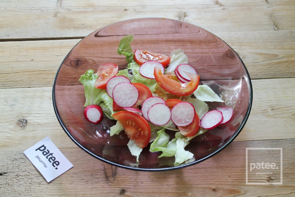 Лёгкий салат из свежих овощей с копчёной курицей - Шаг 7