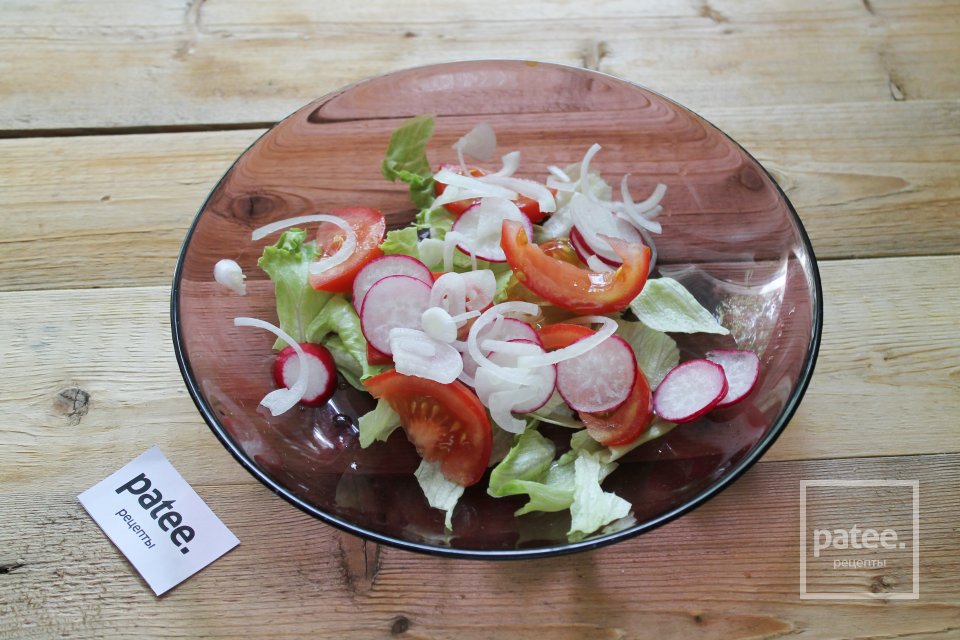 Лёгкий салат из свежих овощей с копчёной курицей - Шаг 8