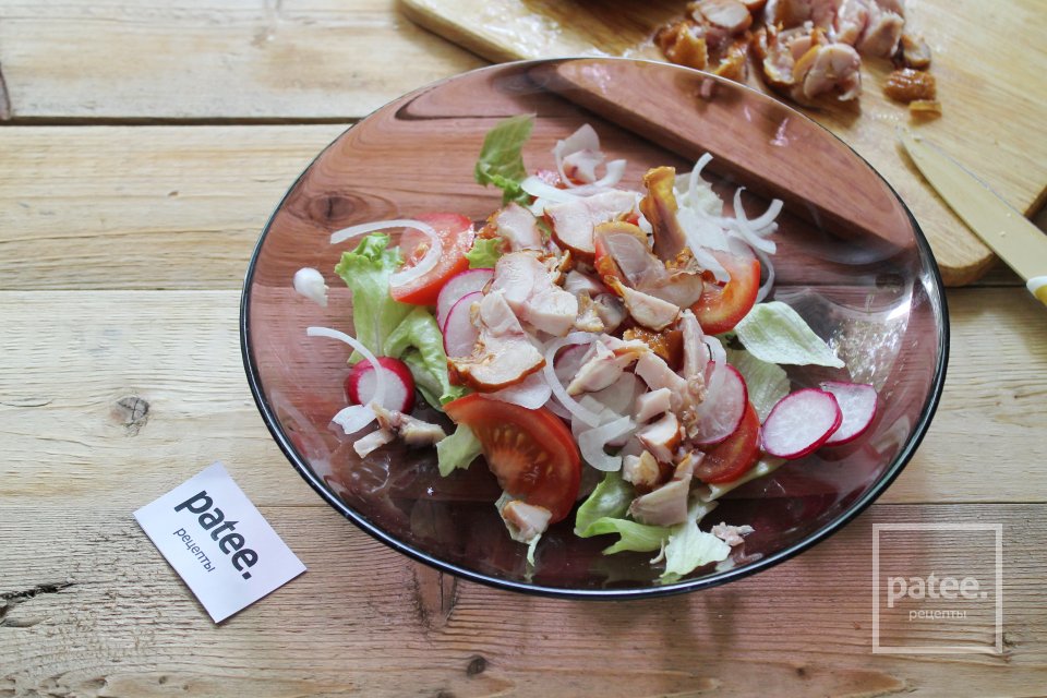 Лёгкий салат из свежих овощей с копчёной курицей - Шаг 9