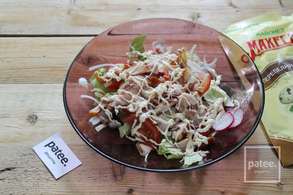 Лёгкий салат из свежих овощей с копчёной курицей - Шаг 10