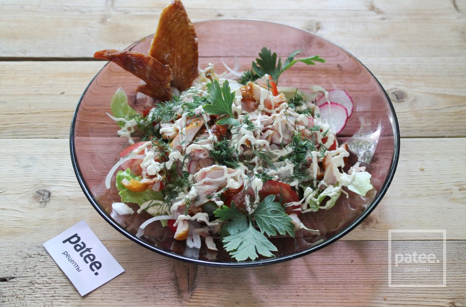 Лёгкий салат из свежих овощей с копчёной курицей - Шаг 11