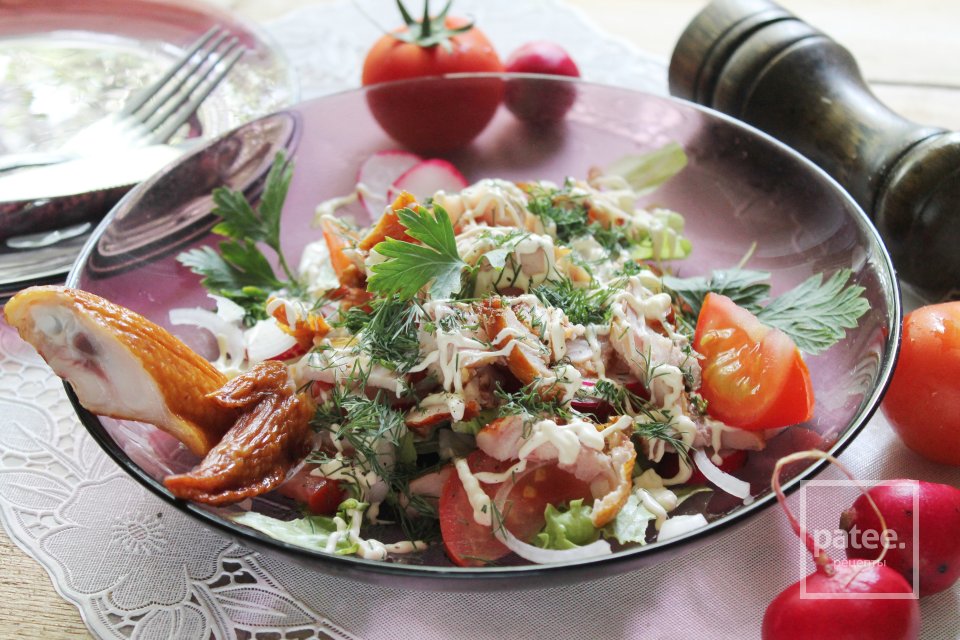 Лёгкий салат из свежих овощей с копчёной курицей - Шаг 13