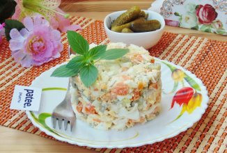 Салат с курицей и маринованными корнишонами
