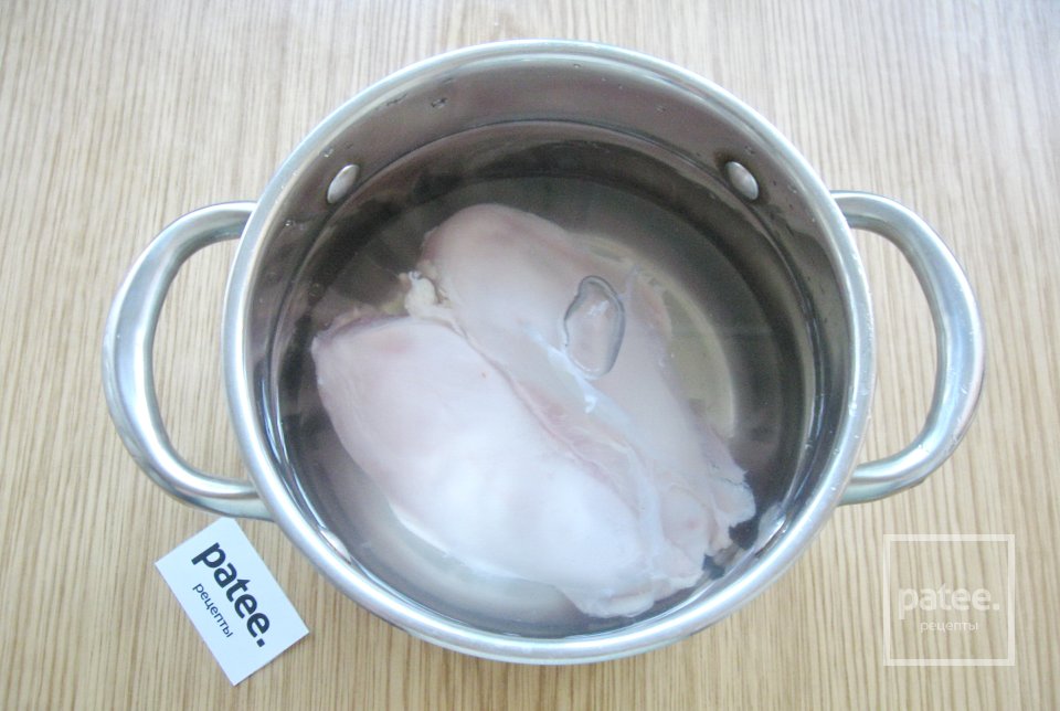 Салат с курицей и маринованными корнишонами - Шаг 2