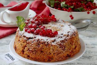 Овсяная шарлотка с красной смородиной