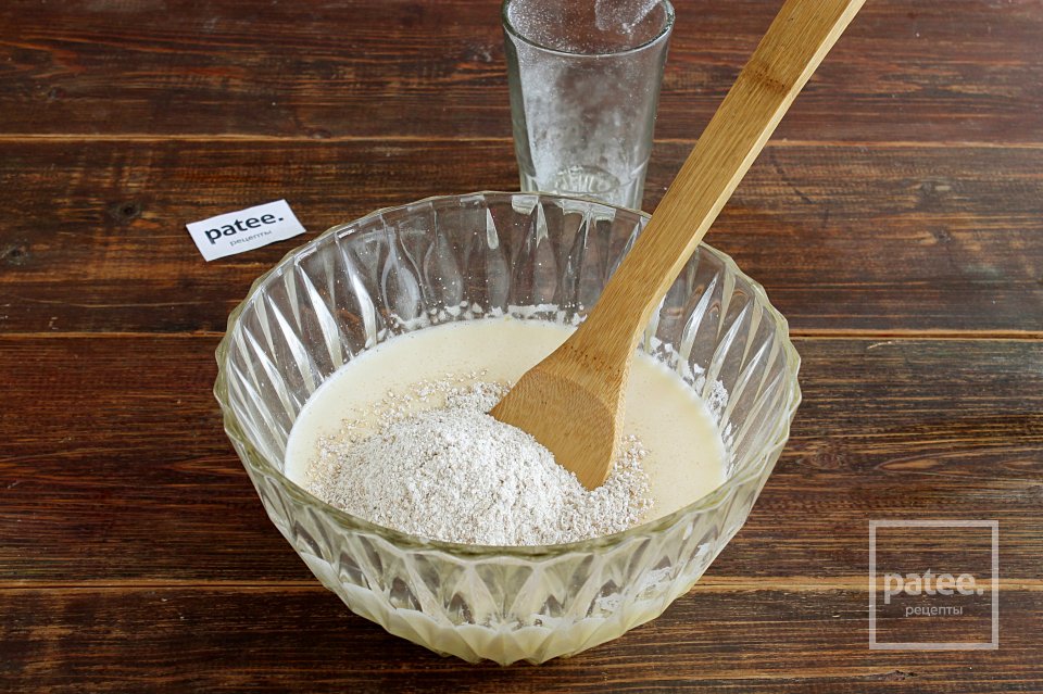 Овсяная шарлотка с красной смородиной - Шаг 6