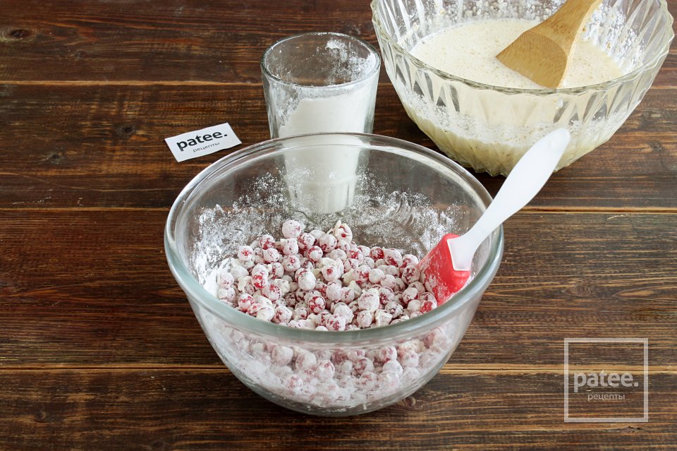 Овсяная шарлотка с красной смородиной - Шаг 8