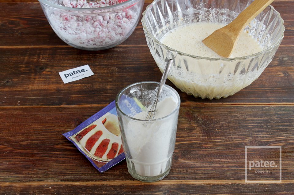 Овсяная шарлотка с красной смородиной - Шаг 9