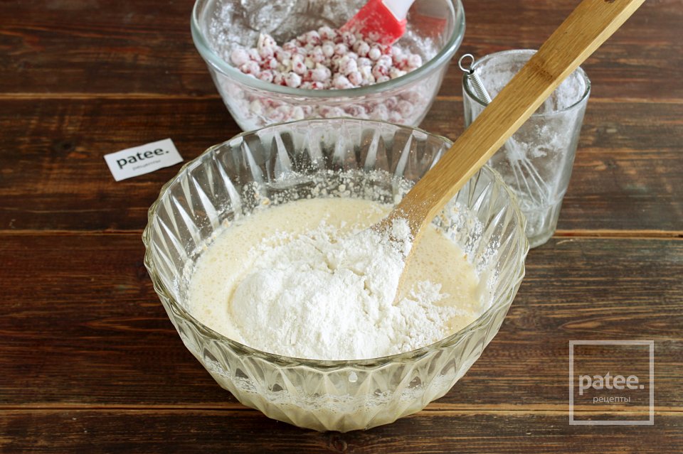 Овсяная шарлотка с красной смородиной - Шаг 10