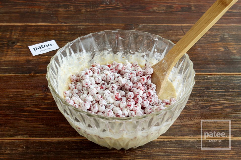 Овсяная шарлотка с красной смородиной - Шаг 11