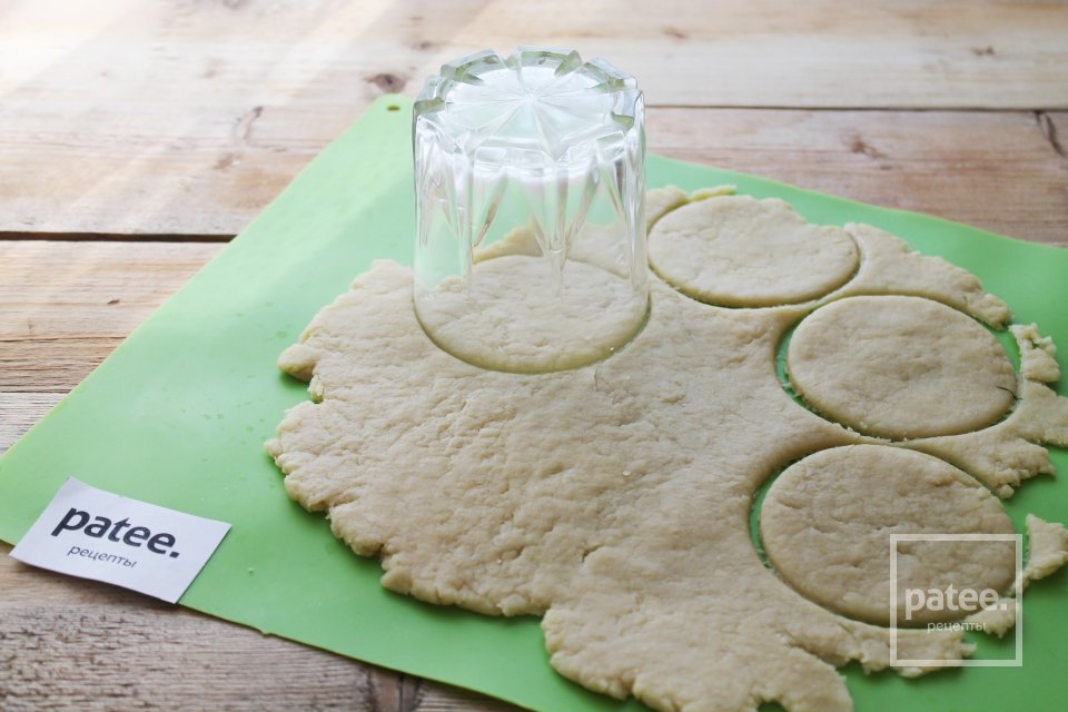 Пирожки с творогом и зеленью песочные - Шаг 20
