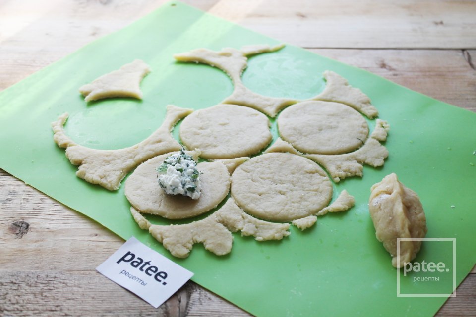 Пирожки с творогом и зеленью песочные - Шаг 21