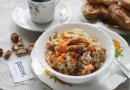 Перловая каша с морковью, луком и орехами
