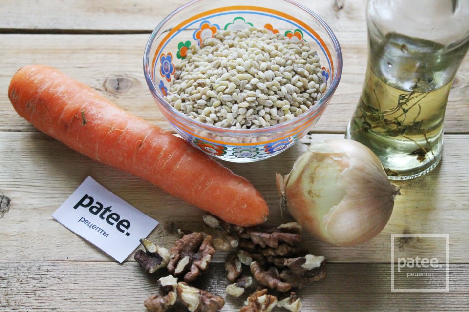 Перловая каша с морковью, луком и орехами - Шаг 1