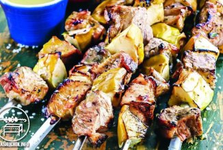 Шашлык из свиной лопатки с яблоками