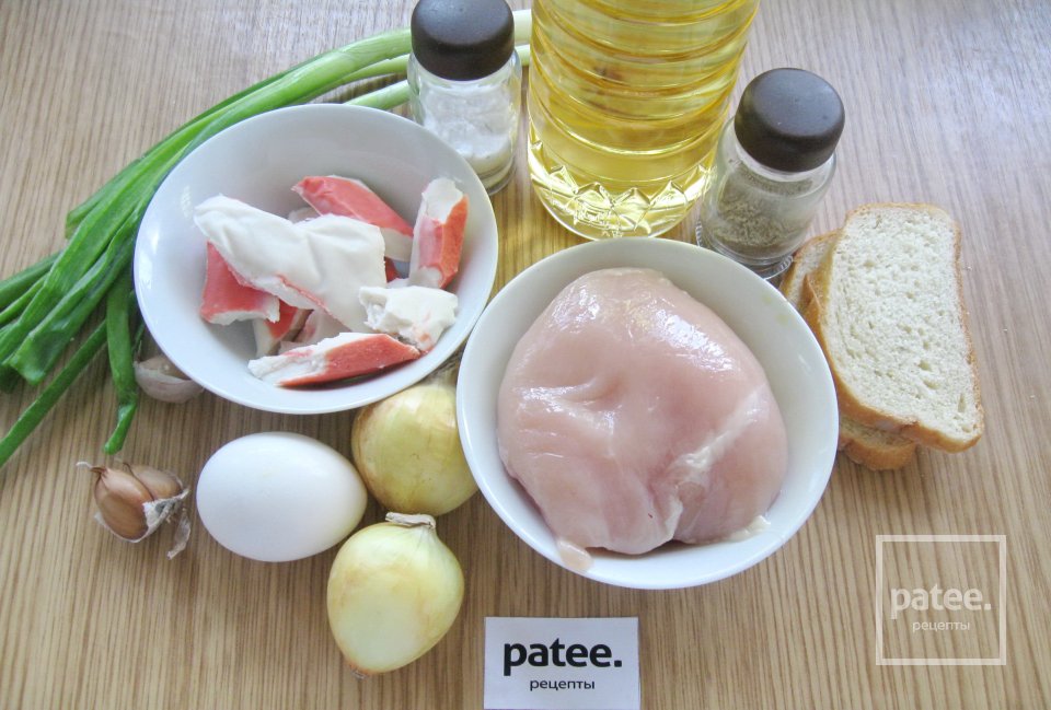 Котлеты с курицей и крабовыми палочками - Шаг 1