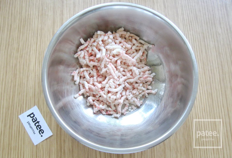 Котлеты с курицей и крабовыми палочками - Шаг 2