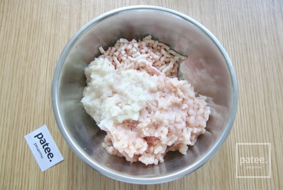 Котлеты с курицей и крабовыми палочками - Шаг 4