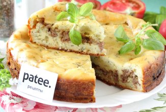 Заливной пирог на кефире с фаршем и сыром