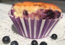 творожный маффин с черникой и вишней