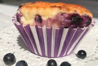 творожный маффин с черникой и вишней
