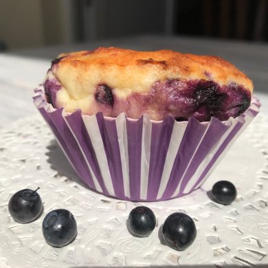 творожный маффин с черникой и вишней