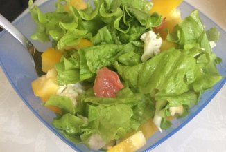 Салат с форелью и овощами