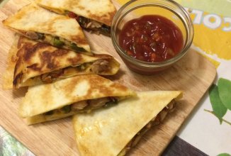 Кесадия с курицей и сыром