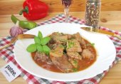 Свинина с куриной печенью в красном вине