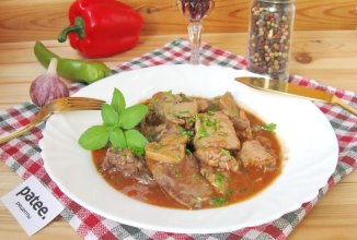 Свинина с куриной печенью в красном вине
