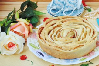 Пирог из слоеного теста "Роза"