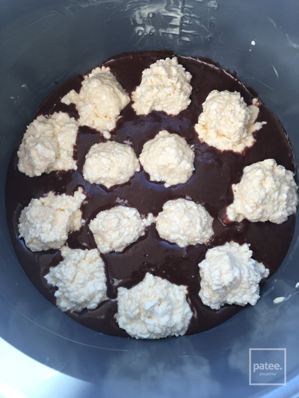 Шоколадный пирог с творожными шариками в мультиварке - Шаг 11