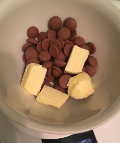 Шоколадный пирог с творожными шариками в мультиварке - Шаг 14