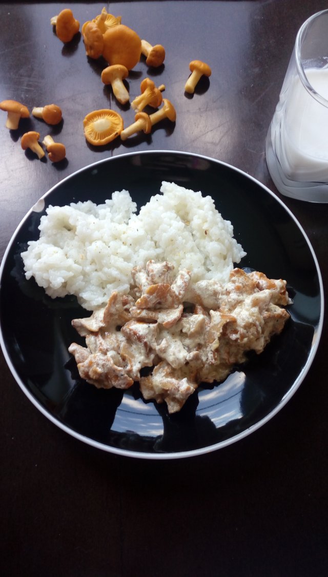 Лисички тушеные в сметане