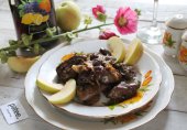 Куриная печёнка с яблоками в медово-винном соусе