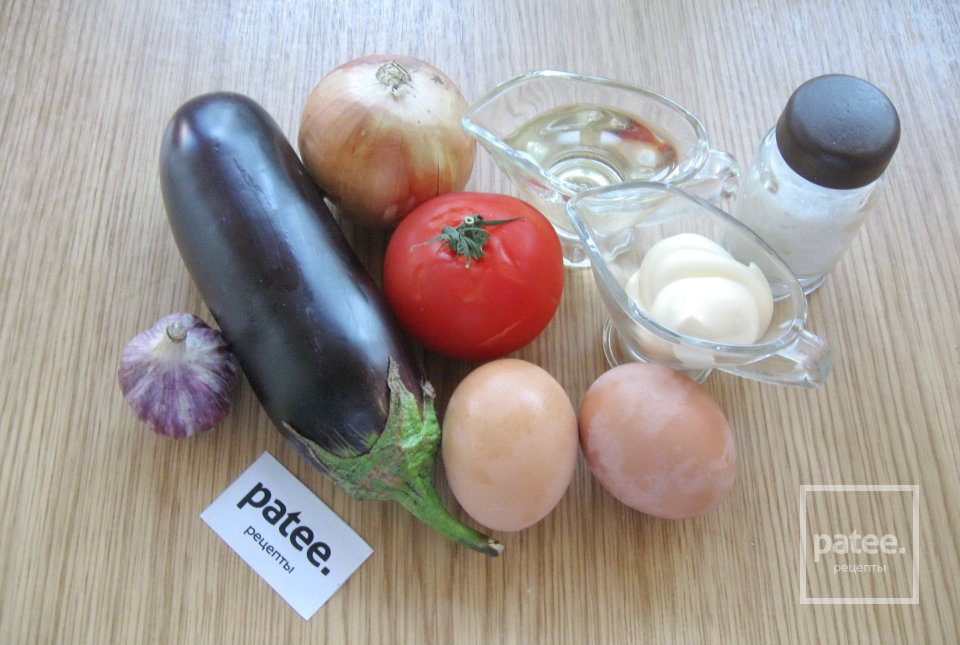 Салат из баклажанов с яйцом и помидорами - Шаг 1