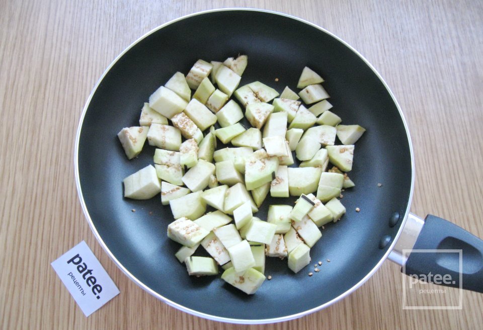 Салат из баклажанов с яйцом и помидорами - Шаг 2