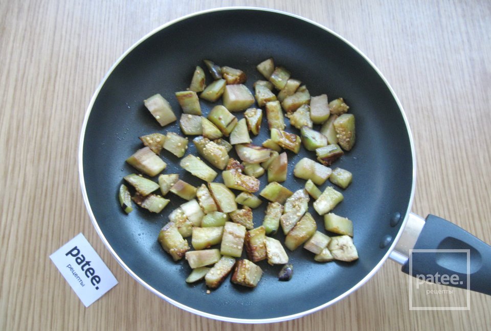 Салат из баклажанов с яйцом и помидорами - Шаг 3