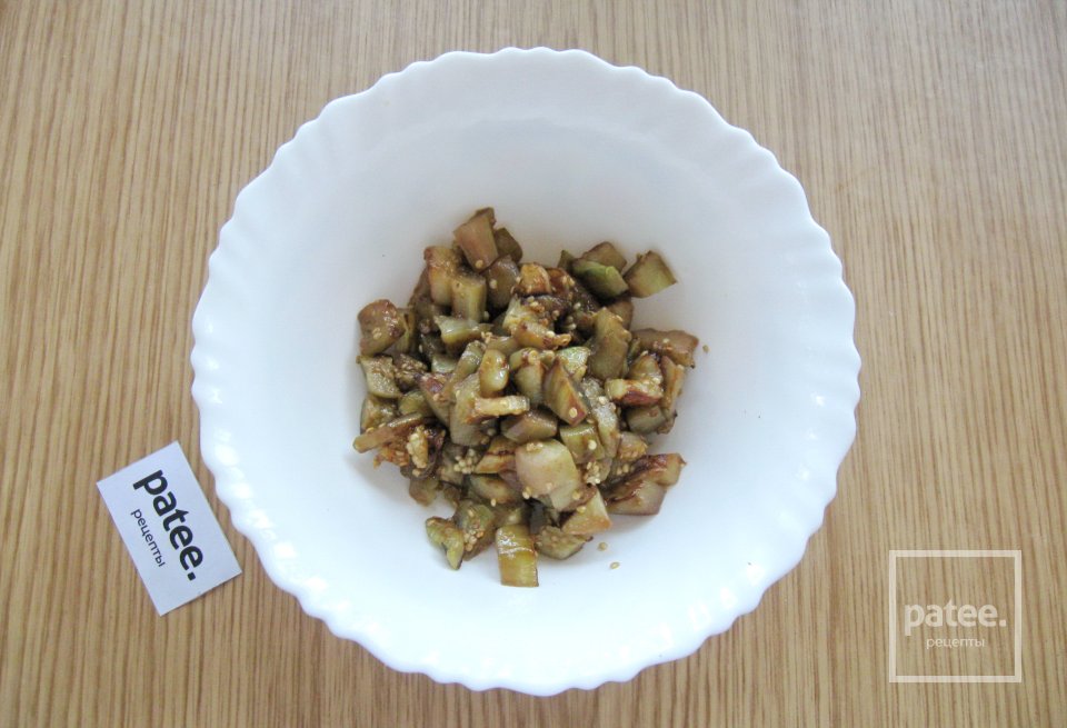 Салат из баклажанов с яйцом и помидорами - Шаг 6