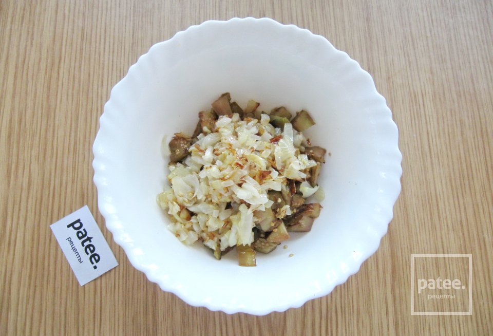 Салат из баклажанов с яйцом и помидорами - Шаг 7