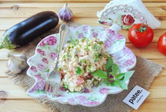 Салат из баклажанов с яйцом и помидорами