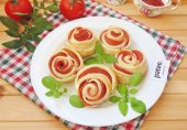 Слоеные булочки-розочки с колбасой