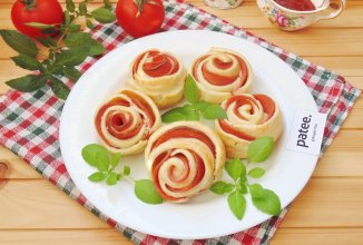 Слоеные булочки-розочки с колбасой
