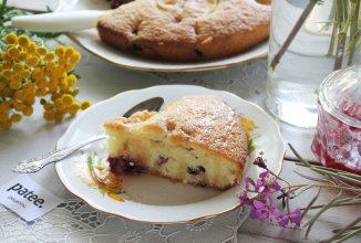 Шарлотка с яблоком и ежевикой