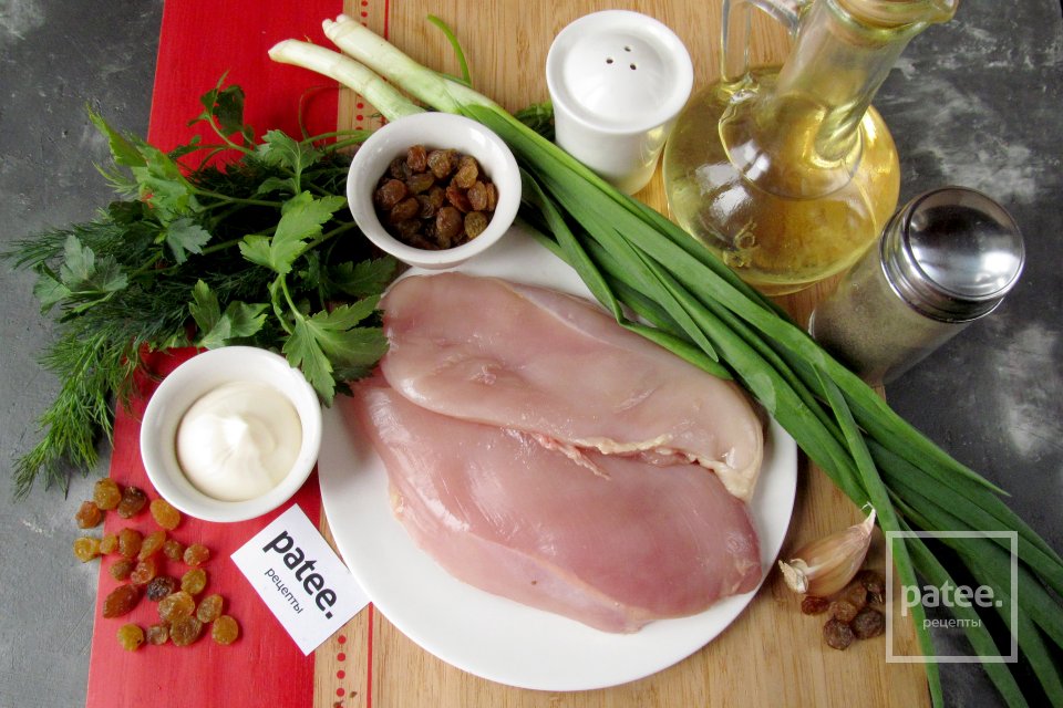 Куриный салат с изюмом и чесноком - Шаг 1